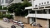 12港人案之一、香港故事成員李宇軒及法律助理陳梓華被控國安法串謀勾結外國勢力罪，8月19日在高等法院答辯，兩人認罪。警方在法院外嚴密佈防 (美國之音/湯惠芸)
