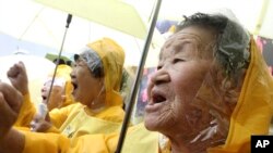 (Ảnh tư liệu) - Những cựu an úy phụ đã phục vụ quân đội Nhật Bản trong Thế chiến II tại một cuộc tập họp trước Ngày Giải phóng Triều Tiên. 
