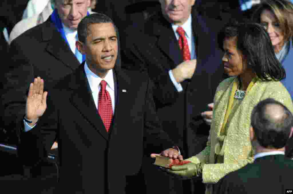 Tổng thống Obama tuyên thệ nhậm chức bên cạnh Ðệ nhất phu nhân Michelle Obama vào ngày 20/1/2009 tại Ðiện Capitol ở thủ đô Washington.