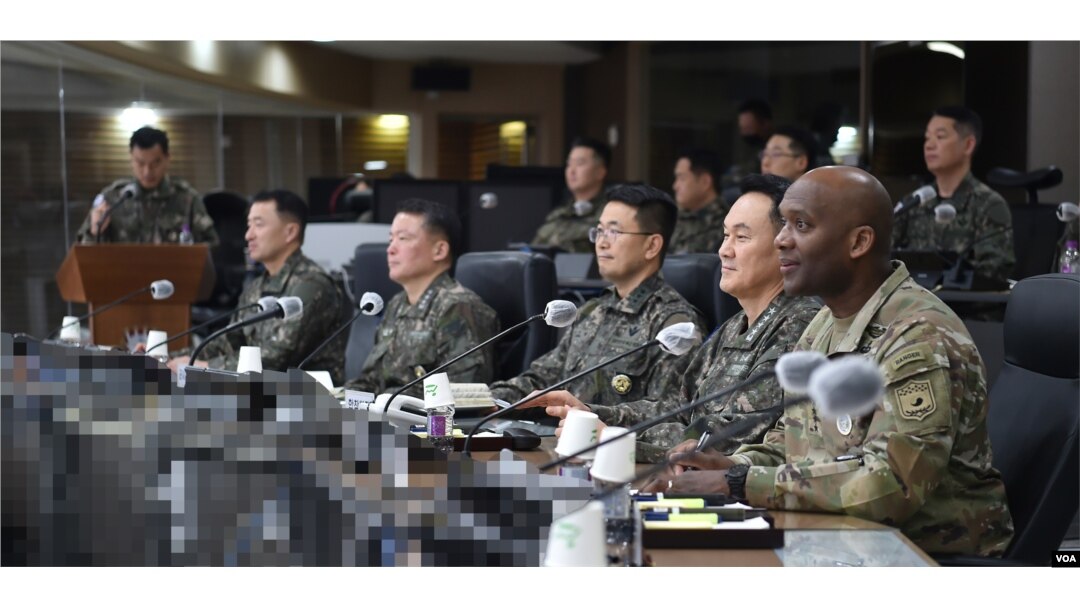 9일 한국 국방부에서 김명수 합참의장과 제이비어 브런슨 미한연합사령관이 합참 전투통제실에서 군사대비태세 현황을 보고받고, 한미동맹 현안에 대해 심도 있게 논의했다. (사진출처: 한국 국방홍보원)