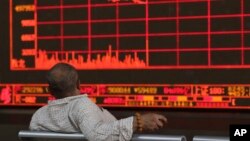 Kineski investitor prati kretanje indeksa na berzi, 6. maja 2019. godine u Pekingu (Foto: AP/Ng Han Guan)