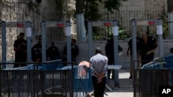 یک مرد فلسطینی حین عبور از دستگاه فلزیاب