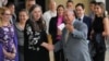 Elvis Amoroso, presidente del Consejo Nacional Electoral de Venezuela, saluda a la principal asesora del Centro Carter en América Latina, Jennie Lincoln, durante su visita a la sede de ese poder en Caracas, el 16 de abril de 2024.
