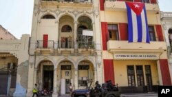 Polisi khusus berpatroli di sebuah jalan melewati sebuah gedung di Havana, Kuba, Rabu, 21 Juli 2021. (AP Photo/Eliana Aponte)