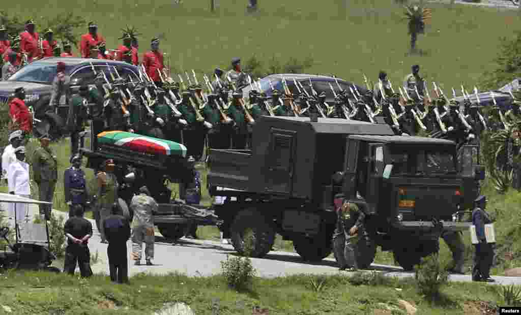 Peti mati mantan presiden Afrika Selatan Nelson Mandela tiba di lokasi pemakaman keluarga di kampung halamannya Qunu di provinsi Cape Timur, 900 km sebelah selatan Johannesburg.
