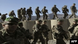 Binh sĩ NATO hành quân ở Afghanistan