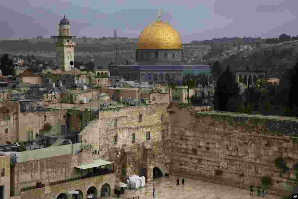 د بیت المقدس د تاریخي ښار بنسټ د میلاد دمخه په ١٠١٠ کال کې د پیغمبر داود په وخت کې ایښود شوی دی