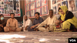 په دې پخواني تصویر کې ماما قدیر او د بې درکه کسانو د موندلو نور فعالان په يو احتجاجي کېمپ کې ناست لیدل کېږي