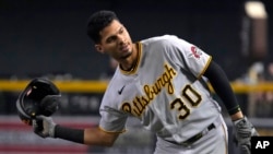 El campocorto venezolano de los Piratas de Pittsburgh, Tucupita Marcano, lanza su casco en el primer episodio del juego contra los Diamondback de Arizona, el 8 de Julio de 2023. Marcano fue suspendido de por vida de las Mayores.