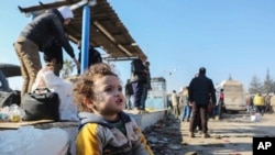 Un niño sirio y su familia evacuados de la asedidada ciudad de Alepo llegan a un campo de refugiados en Rashidin, cerca de Idlib, Siria.