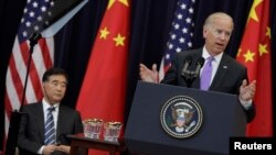 Вице-президент США Байден и вице-премьер КНР Ван Ян
