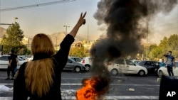 ARHIVA - Protesti u Teheranu zbog smrti 22-godišnje Mahse Amini u pritvoru policije za moral, 1. oktobra 2022. (Foto: AP/Middle East Images)