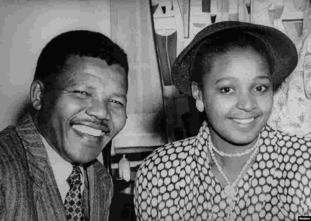 Ông Mandela và bà vợ Winnie trong một ảnh không rõ ngày.