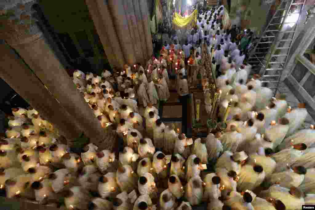 Anggota kepastoran Katolik dalam prosesi membasuh kaki pada perayaan Pekan Suci di Gereja Holy Sepulchre di Kota Tua Yerusalem (28/3).