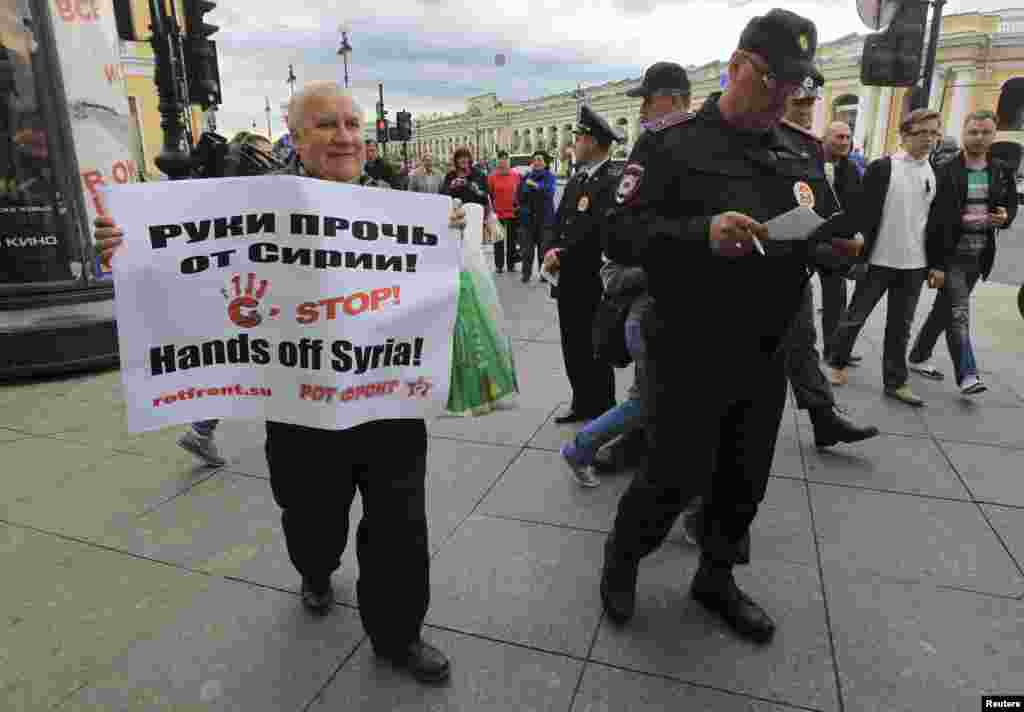 Người biểu tình cầm biểu ngữ phản đối hành động quân sự có thể xảy ra tại Syria bên ngoài Hội nghị Thượng đỉnh G20 tại St. Petersburg, Nga.