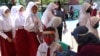 Vaksinasi anak sekolah di Jakarta, 25 Agustus 2021. (AP Photo/Achmad Ibrahim).