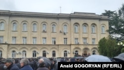 Митинг оппозиции у де факто президенской администрации Абхазии. 10 января 2020 г.