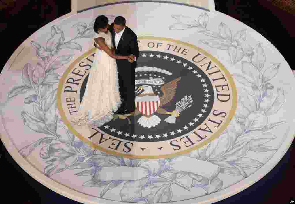 Tổng thống Obama khiêu vũ cùng Ðệ nhất Phu nhân Michelle trong đêm Dạ vũ nhậm chức tại Viện Bảo tàng Xây dựng Quốc gia ở Washington, ngày 20/1/2009.