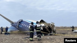 Сотрудники аварийных служб на месте падения лайнера «Азербайджанских авиалиний». 25 декабря 2024 г. (архивное фото)