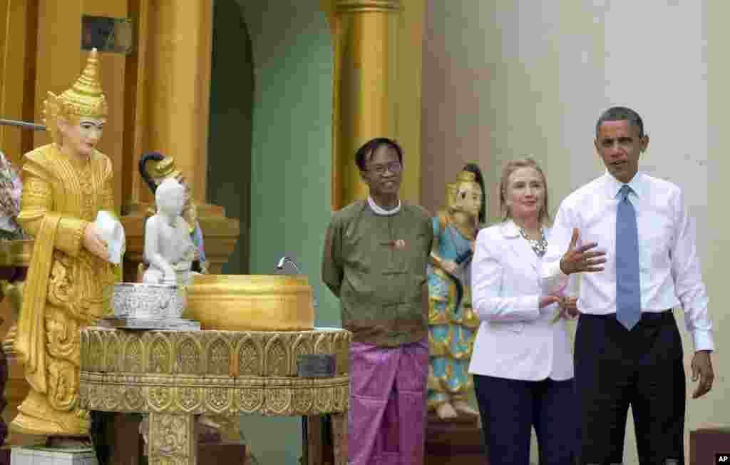 Bà Clinton tháp tùng Tổng thống Obama đi thăm chùa Shwedagon ở Rangoon, Miến Điện. 19/11/2012.