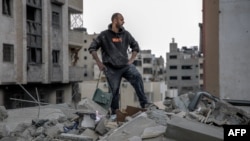Un palestino inspecciona los escombros de un edificio, después de que fuera destruido en un ataque israelí la noche anterior, en el barrio Rimal de la ciudad de Gaza el 16 de marzo de 2024, en medio de batallas en curso entre Israel y el movimiento palestino Hamas.