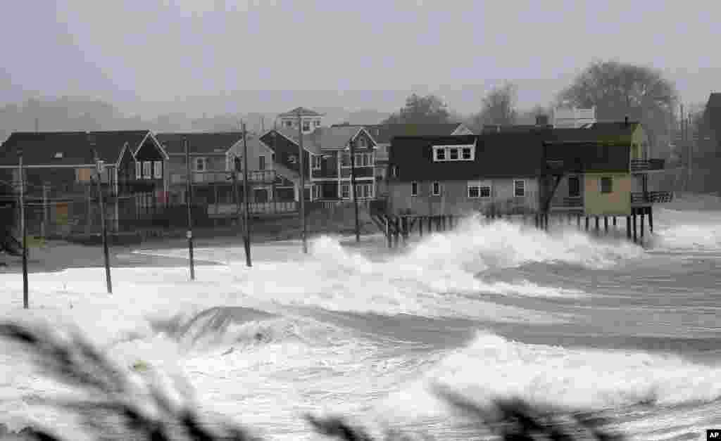 Những đợt sóng tràn lên các căn nhà dọc bãi biển Peggoty ở Scituate, Massachusetts, ngày 29/10/2012. 