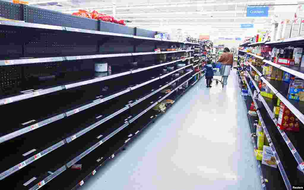 Các kệ chứa hàng của cửa hàng bách hóa Wal-Mart ở Riverhead, New York, không còn bao nhiêu hàng sau khi khách đến mua để tích trữ khi bão tới. 28/10/2012.
