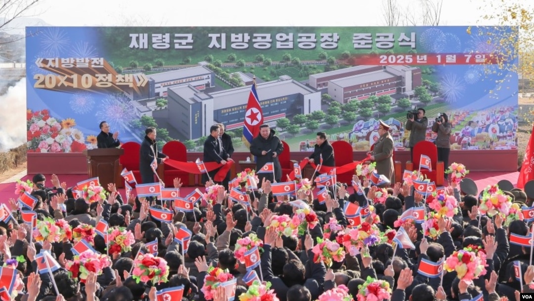 7일 김정은 북한 위원장이 북한 재령군에서 지방발전 20×10 정책의 일환으로 진행된 지방공업공장 준공식에서 테이프 커팅식을 갖고 있다. (사진출처: 조선중앙통신)