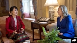 Lãnh tụ dân chủ Miến Điện Aung San Suu Kyi gặp Ngoại trưởng Mỹ Hillary Clinton tại Bộ Ngoại giao ở Washington, ngày 18/9/2012
