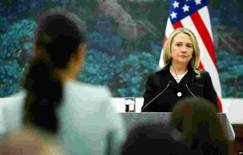 Ngoại trưởng Clinton chờ trả lời câu hỏi của báo chí Trung Quốc tại cuộc họp báo chung với Ngoại trưởng Trung Quốc. 5/9/2012. (AP Photo/Jim Watson, Pool)