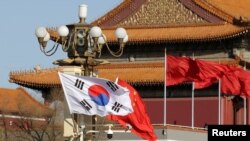 北京为迎接韩国总统文在寅访华在天安门前悬挂两国国旗。（2017年12月15日）