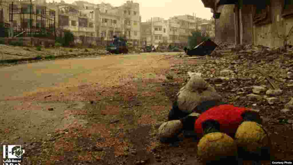 Búp bê Mickey Mouse nằm trên đường phố tại thị trấn Al-Khaldiya trong thành phố Homs, ngày 3/1/2013. ( Lens Young Homsi)