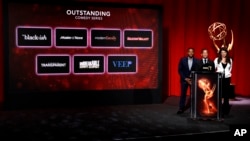 Los actores Anthony Anderson (izq) y Lauren Graham (der.) anunciaron las candidaturas. Al centro, Bruce Rosenblum, presidente y CEO de la Academia de Artes y Ciencias de la Televisión.