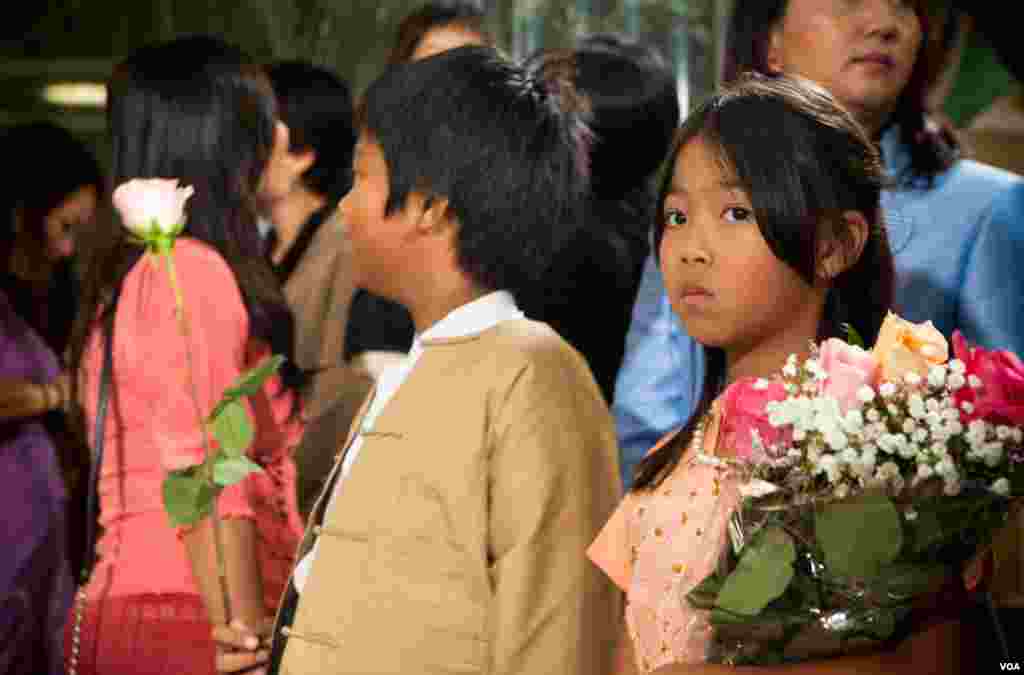 Trẻ em chờ đợi để chào đón Lãnh tụ đối lập Miến Điện Aung San Suu Kyi trước khi bà đến Trụ sở Đài Tiếng nói Hoa Kỳ VOA ở thủ đô Washington, ngày 18/9/2012. (Alison Klein/VOA)