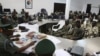 Des militaires jugés devant une cour martiale lors d’un procès en relation avec le groupe islamique Boko Haram, à Abuja, Nigeria, 2 octobre 2014.