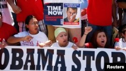 Manifestantes proinmigrantes cantan en las afueras de la Casa Blanca.La decepción con el presidente Obama y los demócratas puede ser grande.