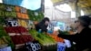 Foto de archivo. Un puesto de frutas y verduras en un mercado en Buenos Aires, Argentina, el viernes 1 de septiembre de 2023. Los argentinos tienen una de las tasas de inflación más altas del mundo. (Foto AP/Natacha Pisarenko)