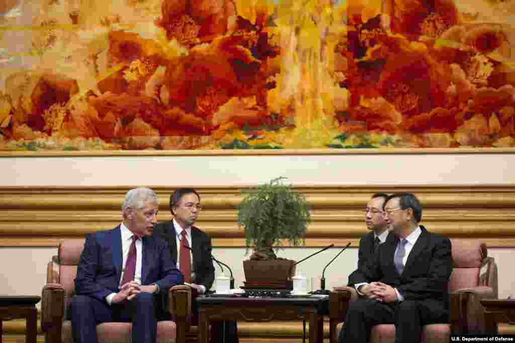 Menteri Pertahanan Menteri Pertahanan Chuck Hagel menyapa Dewan Negara China Yang Jiechi di Zhongnanhai, Beijing, China, 9 April 2014. (Departemen Pertahanan)