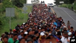 Migranti, dio karavana koji putuje iz Centralne Amerike ka SAD, pješače kroz Meksiko. 