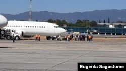 Migrantes guatemaltecos indocumentados regresan deportados desde Estados Unidos.