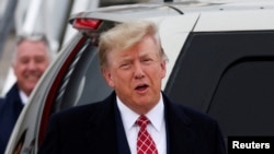 ARHIVA: Bivši predsednik i kandidat za republikansku predsedničku nominaciju Donald Tramp na međunarodnom aerodromu u Aberdinu u Škotskoj, 1. maja 2023. (Foto: Rojters/Russell Cheyne)