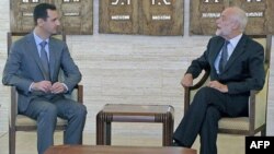 Tổng thống Syria Bashar al-Assad gặp Chủ tịch Hội Chữ Thập Ðỏ Jakob Kellenberger (phải) tại Damascus, ngày 5/9/2011