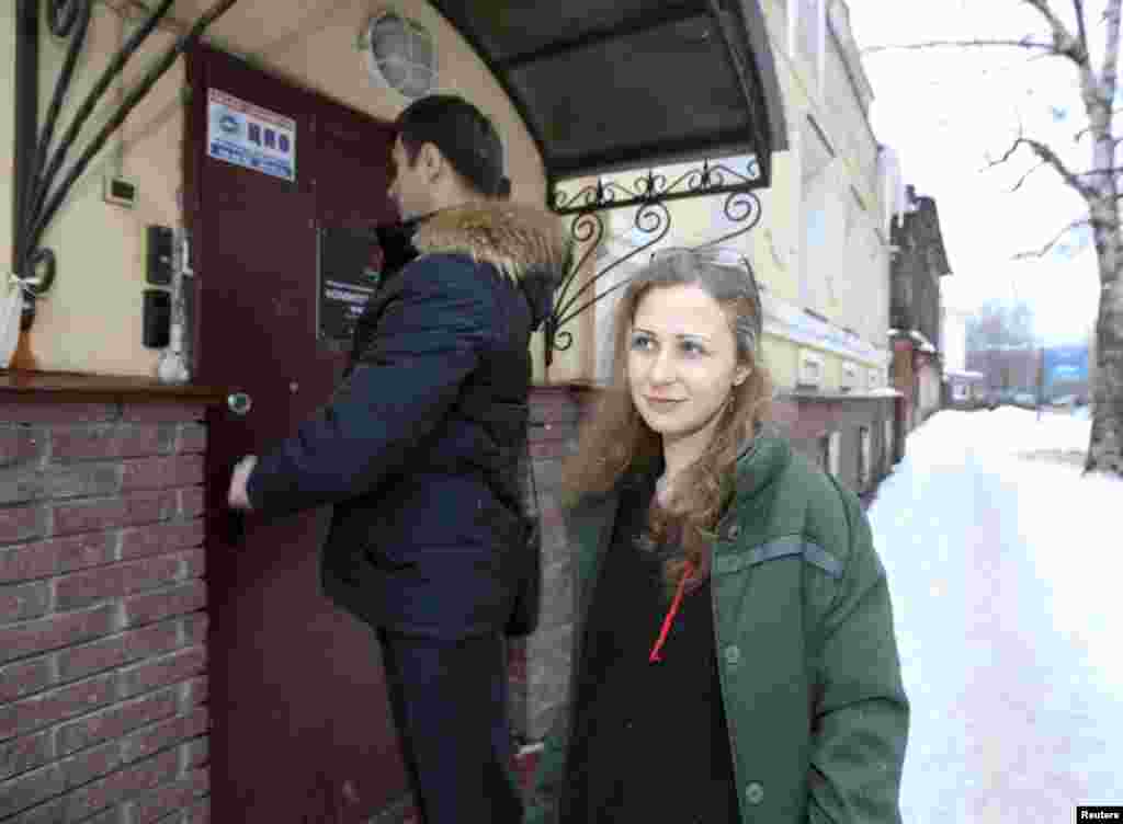 Maria Alyokhina dan pengacaranya Pyotr Zaikin tiba di kantor kelompok hak asasi manusia Komite Melawan Penyiksaan setelah dibebaskan dari koloni penjara Nizhny Novgorod, Rusia (23/12). (Reuters/Sergei Karpukhin)