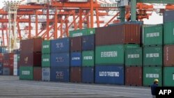 Các container tại cảng Tokyo. Xuất khẩu của Nhật Bản tăng 5,4% so với tháng trước vì các công ty đã sửa chữa hệ thống cung ứng và khôi phục sản xuất