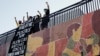 Demonstranti tokom marša protiv policijkske brutallnosti u blizini mesta održavanja Demokratske nacionalne konvencije, u Milvokiju, Viskonsin.