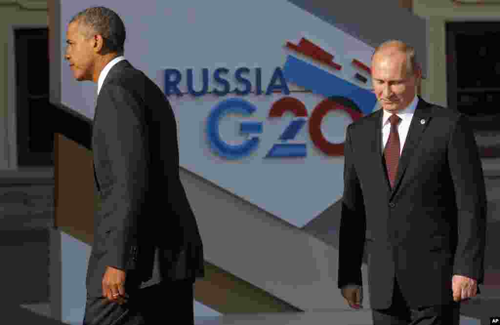 Tổng thống Hoa Kỳ Barack Obama rảo bước sau khi bắt tay Tổng thống Nga Vladimir Putin khi đến Dinh Konstantin ở St. Petersburg để dự Hội nghị thượng đỉnh G20.