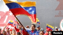 Foto distribuida por el gobierno de Venezuela que muestra al presidente Nicolás Maduro en la celebración del 26 aniversario del "Caracazo".
