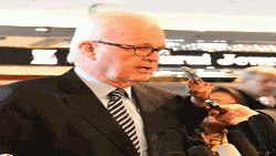 Під час показовго дійства, кілька активістів зображали представників громадських організацій - жертв недавніх переслідувань, до яких підійшли представники Беркуту та завязали їм руки. а обурена громада почала вимагати не чіпати учасників акці.