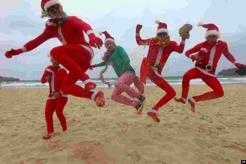 英國旅行者12月25日在澳大利亞悉尼的邦迪海灘慶祝聖誕節