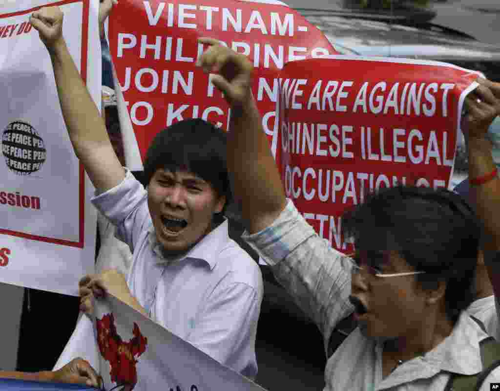 Demonstrasi anti-China di Konsulat China di Makati City, Filipina (16/5).